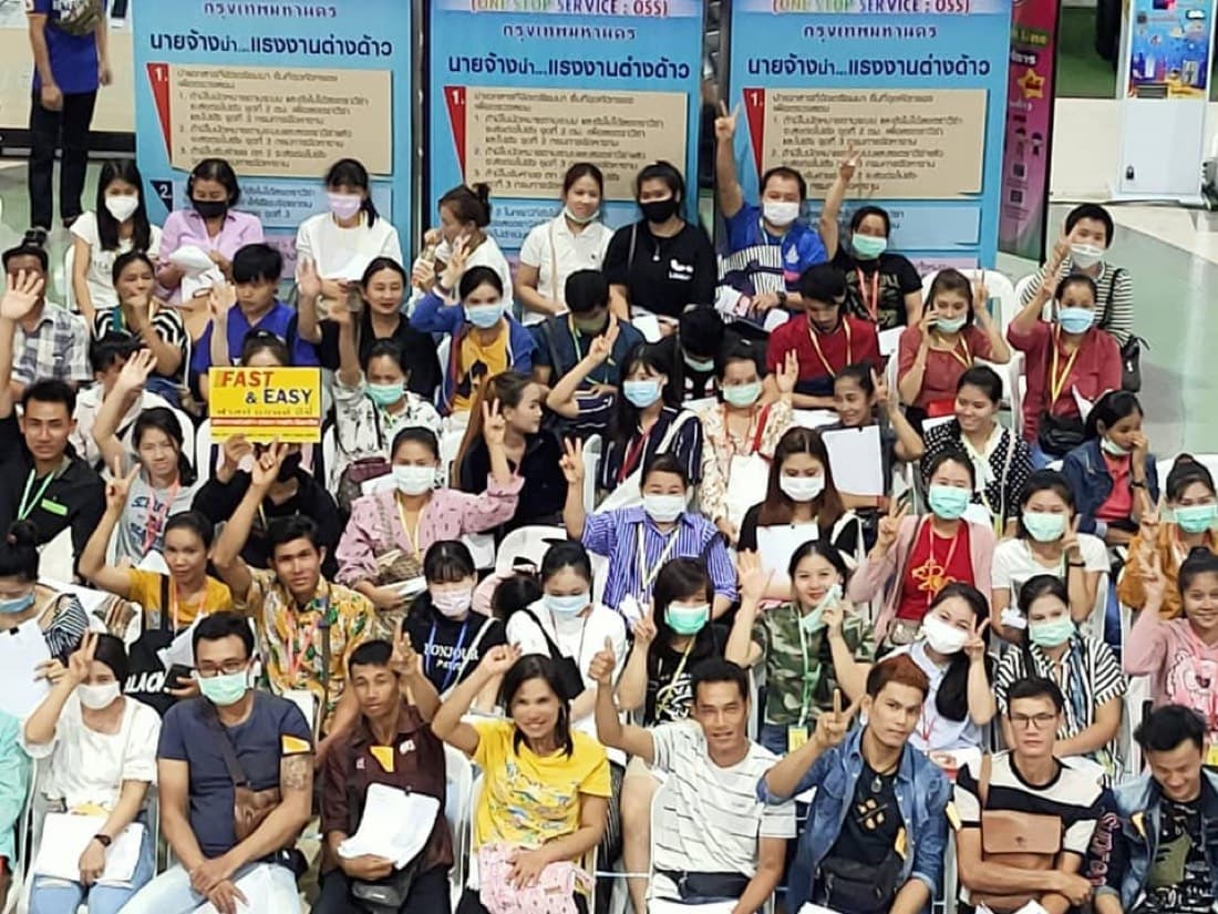 แรงงานต่างด้าวที่ศูนย์ One Stop Service (OSS) ระหว่างดำเนินการเอกสาร